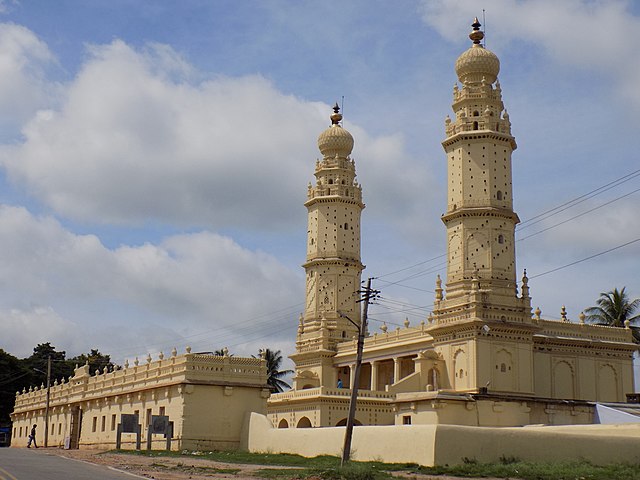 https://salarnews.in/public/uploads/images/newsimages/maannewsimage14112024_155037_Srirangapatna Jama Masjid.jpg